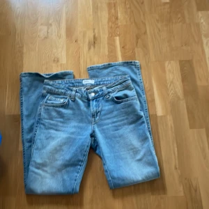 Lågmidjade bootcut jeans - Ett par ljusblåa lågmidjade bootcut jeans från ginatricot i storlek 38💕  Säljer dessa då det är lite förstora för mig, lite långa på mig som är 164cm lång. Det är knappt använda, inga defekter🫶