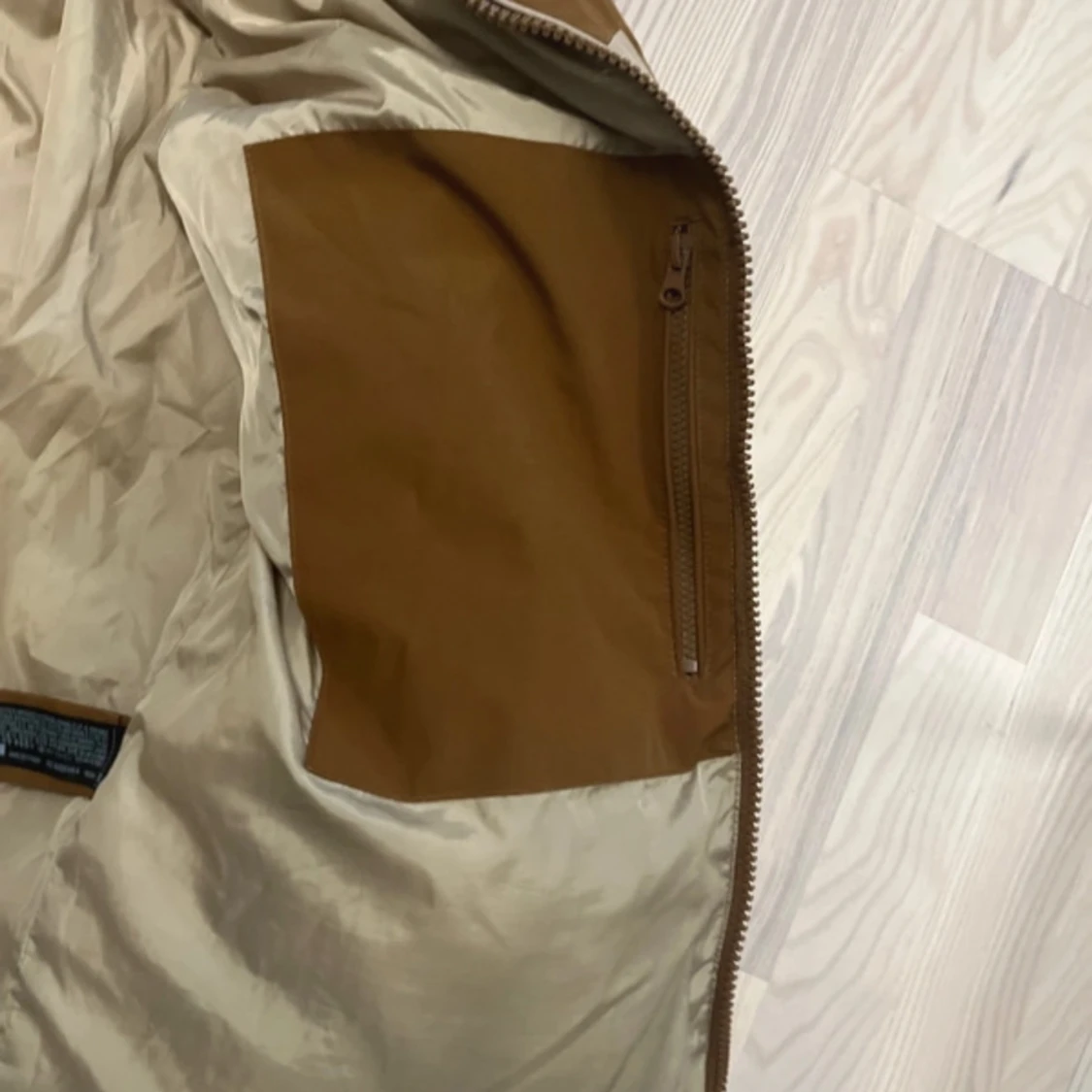 Beige och brun pufferjacka med huva - 91