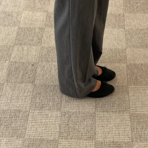 Gråa kostym byxor - Säljer mina gråa kostymbyxor från BikBok! Säljer då de för små därav inga bilder när dom är på! 