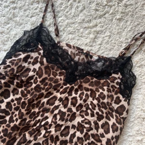 Leopard topp med spets  - Så gulligt leopard linne med spets, står ingen storlek men skulle säga S-M. För referens är jag en Xs. Köp sker via köp nu, jag postar inom 24h. Kvar tills markerad såld 