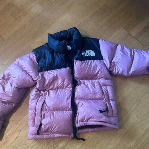 The North Face  - The north face jacka i retromodell. Köpt vintage. Nypris 3000:- och endast använd 3 gånger. Gammalrosa färg🩷Väldigt fint skick. Skriv vid fler bilder eller intresse🩷