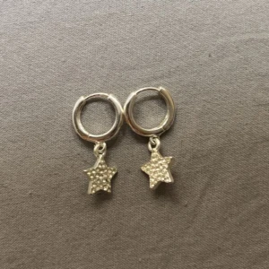 Örhängen  - Små silverörhängen med stjärnor i glitter!😍