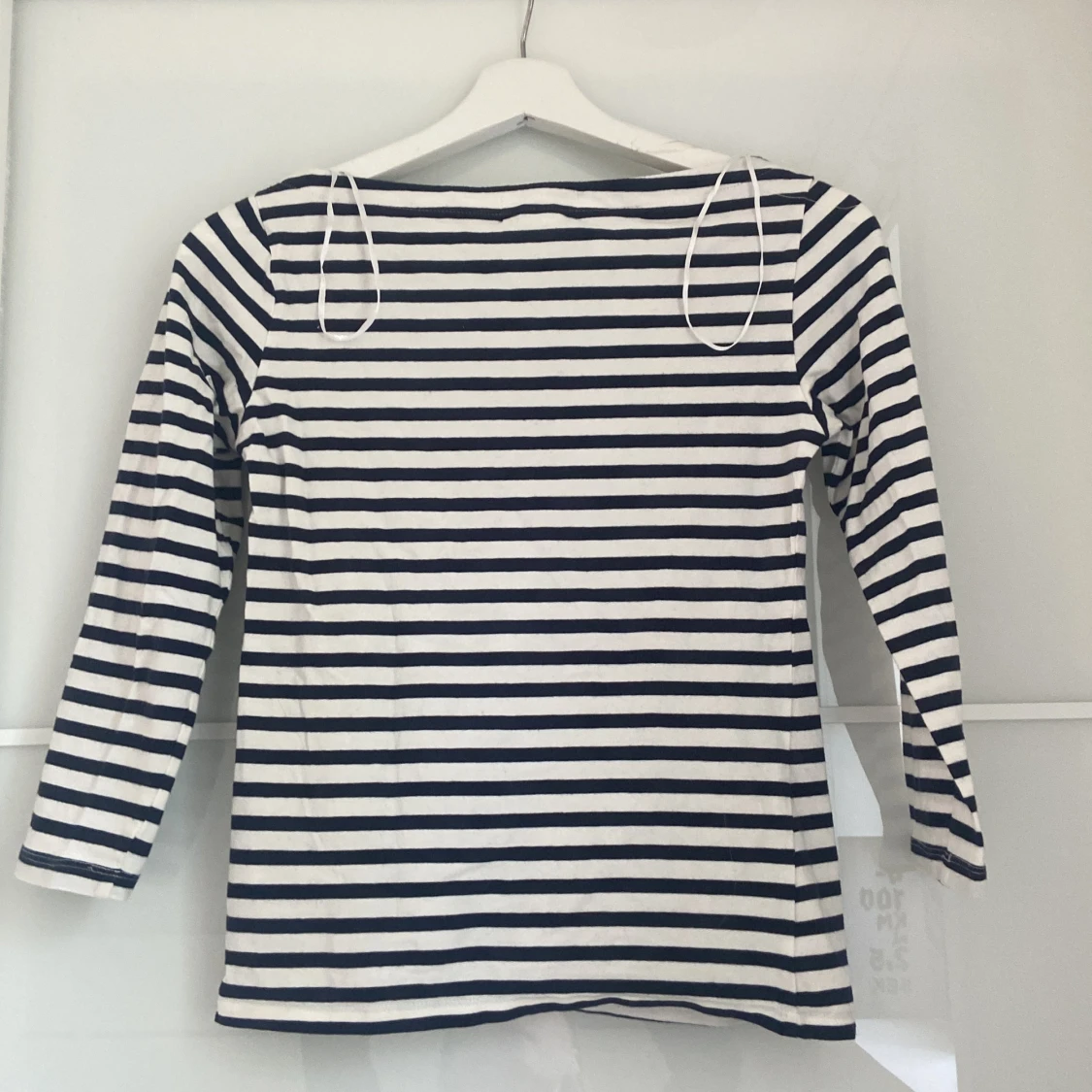Mörkblå och vit randig tröja  - 90