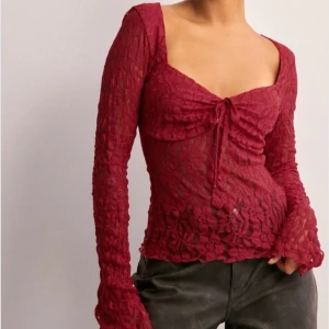 Romantic lace top - Säljer denna lace top köpt från Nelly (romantic lace top) ord pris 349 kr. Aldrig använd, prislappen är kvar, säljer eftersom den satt inte som jag hade tänkt mig. Priset går att diskutera, skriv om du vill ha fler bilder.