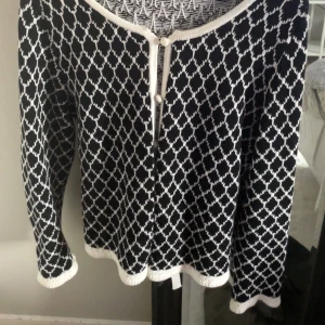 Kofta med knyte - Supersöt kofta man kan knyta baktill 