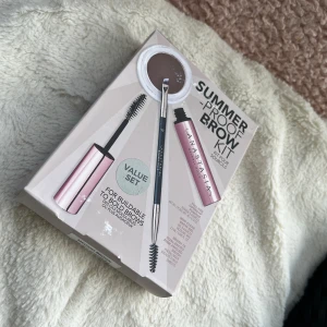 Anastasia Beverly Hills  - Har 2 paket av Summer brow kit i färgen medium brown, helt nya, oanvända i obruten förpackning. Självklart äkta!!  Ordpris 445kr/st Mitt pris 200kr/st 