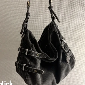 Zara väska🤍🤍 - ⚠️LÄGGER UPP IGEN DÅ MIN PLICK INTE FUNGERADE INNAN⚠️ Så snygg väska från Zara! Använd fåtal gånger därför fortfarande i jätte bra skick!!🩷Köpte för 700kr säljer för 500kr❤️