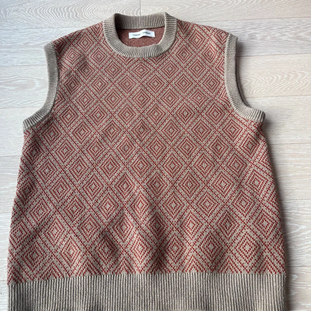 Stickad väst/pullover från Samsøe Samsøe i höstiga färger Storlek M Linne & bomull mix . Neuleet.
