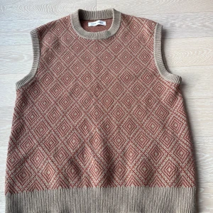 Stickad väst - Stickad väst/pullover från Samsøe Samsøe i höstiga färger Storlek M Linne & bomull mix 