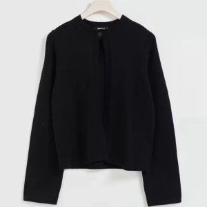 Stickad kofta från Gina - Jätte mjuk stickad kofta från Gina med en knapp🤍 Nypris: 359kr