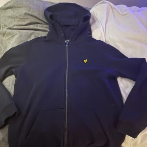 Lyle scoot sip hoodie - Helt ny säljes för den är förstor för mig