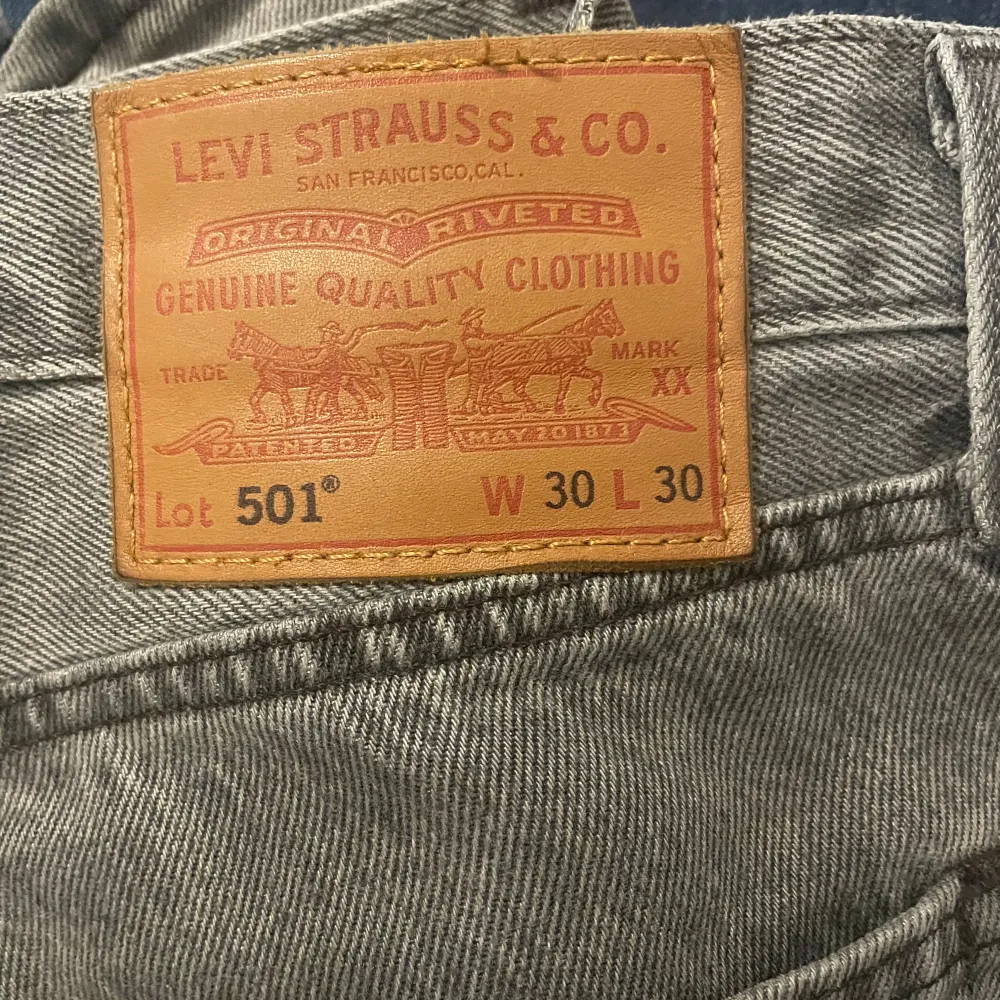 Snygga gråa Levis jeans i modellen 501. Storlek 30 30. Väldigt fint skick hade sagt 8/10. Nypris 1100. Jeans & Byxor.