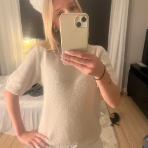 Stickad t-shirt  - Jättefin beige stickat t-shirt från Chelsea i alpacka material!💞knappt använd  Nypris ca 500 