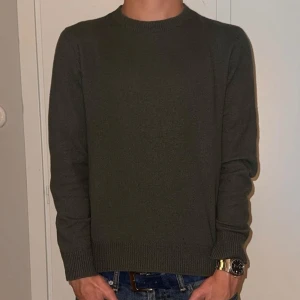 Apc tröja - En riktigt fet stickad A.P.C tröja. Den är mörkgrön och storlek S. 100% merino ull men är lite tjockare material än vanliga merino tröjor så perfekt till hösten och vinter. Priset är inte hugget i sten så kom med prisförslag