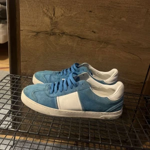 Valentino flycrew! - Säljer mina fina flycrews! Cond 9/10. Alla nittar är kvar! Strlk 43. Kontakta mig vid fler frågor!🔥