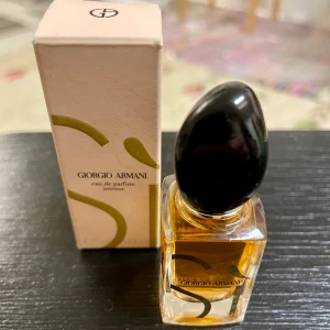 *NY*Giorgio Armani EdP Si intense 7 ml - Ny oanvänd i kartong, Giorgio Armani Si Eau de Parfum Intense 7 ml  2023 bjuder GIORGIO ARMANI in kvinnor att uppleva kraften i Sì med nya Sì eau de parfum intense. - Sì (som betyder Ja) är det starkaste ordet. Detta ord fångar livets potential! 