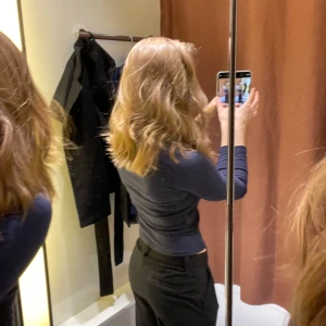 Marinblå långärmad tröja - Jätteskön och mysig marinblå tröja. Perfekt till vintern