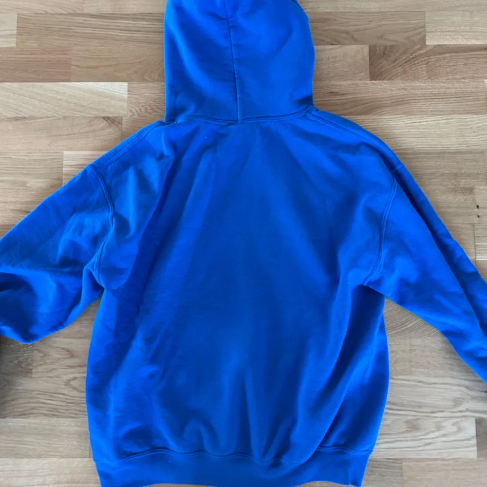 Marinblå vintage Hoodie bra skick storlek M men passar både S. Hoodies.