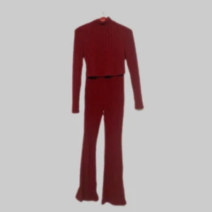 Burgundy vinrött mjukiset - Välanvändt men har fortfarande kvar att ge! Syntet men väldigt mjuk 