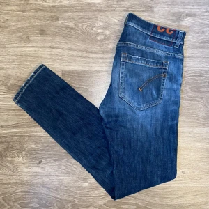 Dondup George - Hej! Säljer ett par Dondup Jeans i modellen George 💫 || Storlek : W32 || Skick : Mycket bra || Modellen på sista bild är 187cm och väger 76 pannor || Har du några frågor så är det bara att höra av sig 🙌
