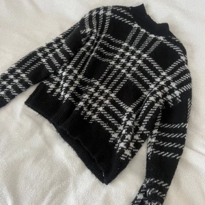 Tjocktröja från Bik Bok - Storlek XS. Älskar den här tröjan men den har tyvärr blivit för liten :( säljs ej längre