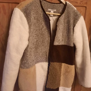 Ursnygg pilekappa - Annorlunda kappa från Nly. Kanonskick. Mysig och varm