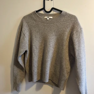 Stickad tröja - Säljer min fina stickade tröja från uniqlo pågrund av att den inte kommer till andvändning. Perfekt nu till vintern