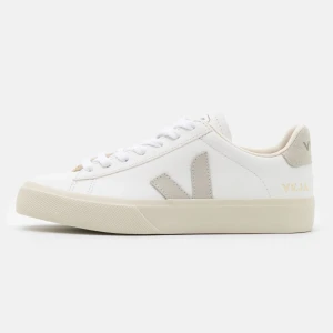 Veja Campo sneakers - Säljer dessa fantastiska sneakers då de är på gränsen till för små till mig. De är använda 4 gånger och är i väldigt fint skick! Nypris 1695kr, mitt pris 850kr + frakt🤍