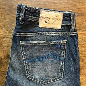 Säljer dessa limited edition Jacob Cohën Jeans i storlek 34 men passar 32-33. Jeansen är i väldigt bra skick. Modellen på jeansen är 688. Skriv till mig om du har några frågor.