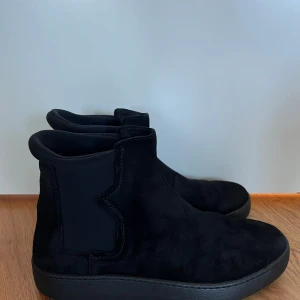 Diesel H-Modh Suede Chelsea boots 45, svarta - Chelsea boot från Diesel, H-Modh, storlek 45, svarta. Skorna är i mycket bra skick. 100% suede läder, gummisula. 