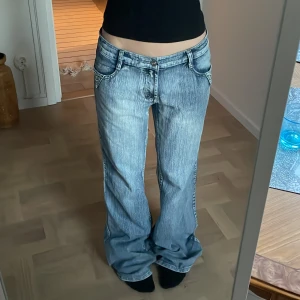 Ljusblå baggy jeans med rhinestones - Jättesnygga baggy jeans med coola detaljer! Rhinestones där framme och på bakfickorna. Midjemått: ca 40cm Innerbenslängd: 82cm. Skriv om du har frågor, använd gärna köp nu🩷