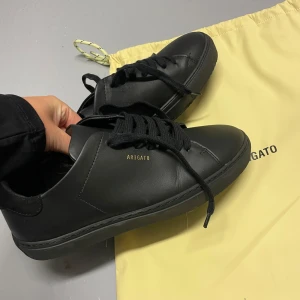 Svarta Axel Arigato herrskor i läder  - Storlek: 40 Aldrig använda Köparen står för frakt!