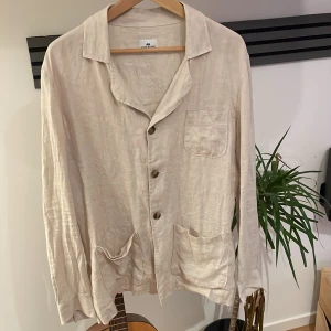 linne overshirt john Henric - Sjukt feet linne overshirt från john henric i storlek M  Skriv vid minsta lilla fråga 10/10 skick använd en gång i somras 