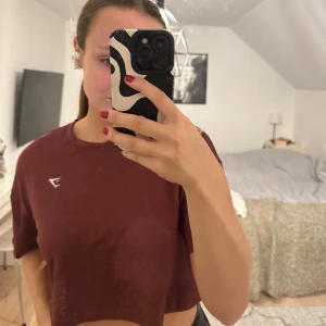 Gym shark topp - Croppad gymtröja. Använd fåtal gånger