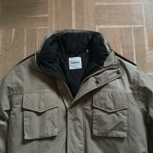 Aspesi fieldjacket - Säljer nu denna riktigt feta field jackan från Aspesi! | Perfek till alla väder eftersom att du kan ta ut fodringen beroende på väder. Fodringen går även att använda som egen jacka! Jackan är i mycket bra skick