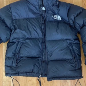 North face jacka - Super fin jacka som är använd en vinter och som ny i skick💕 För den intresserade kan jag skicka fler bilder, billigare vid snabb affär ☺️💕 