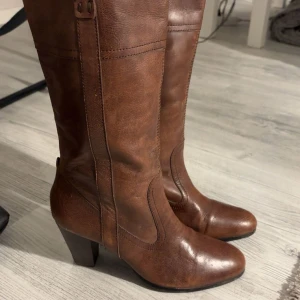 Vagabond boots - Fina läderboots från vagabond. Lite slitna på vissa ställen men inget man tänker på. Storlek 40 men passar bra på mig som har 38 Kostade kring 2000 nya  men finns inte att köpa längre