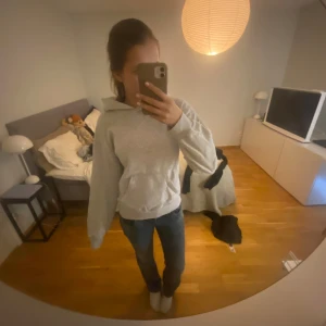 Grå hoddie! - Jätte snygg grå hoddie från H&M! Storlek 158/164 men sitter som en xs-s! Inga defekter säljs då den inte kommer till användning, skickar inom 1-2 dgr