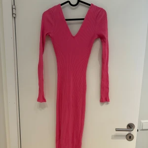 Rosa klänning - En snygg och tajt rosa klänning som går ner till knäna. Är 1,72. Använt en gång. 