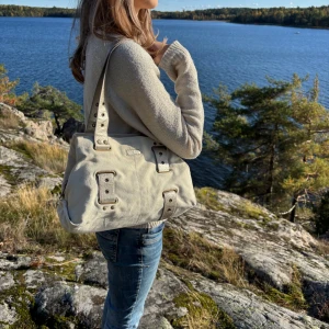 Beige väska - En guld beige hand väska. Rymmer bra med många fack. Kontakta för fler bilder🤍🤍🤍