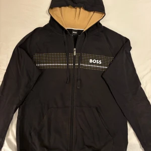 Hugo boss zip up  - Nytt skick  Storlek S/M Säljer pga att jag inte använder den 