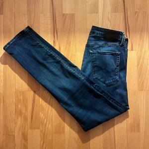 Jack and Jones slim fit jeans modell Glenn - Snygga slim fit jeans ifrån Jack & Jones i strl 32/34 modell Glenn  Fint skick och sparsamt använda