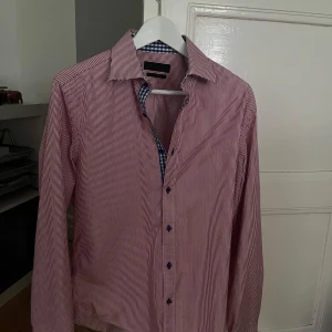Riley skjorta tailored fit - Tja! Säljer denna as feta Riley skjorta i tailored fit då den inte kommer till användning längre. 🙌 Den sitter bra och har inga slitningar eller skavanker på sig! Hör av er vid eventuella frågor, priset är inte hugget i sten! 🔥🤗