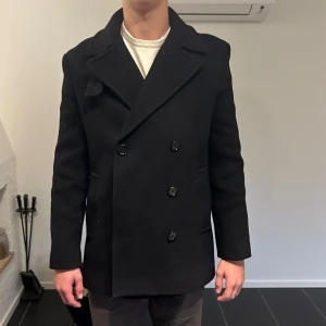 Dubbelknäppt rock  - Dubbelknäppt rock Svart Märke: Zara Storlek: M Varan har används men varit väl omhändertagen.