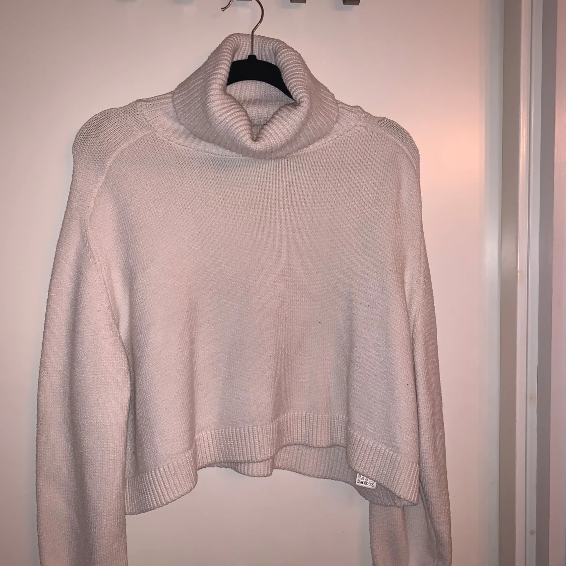 Beige stickad polotröja