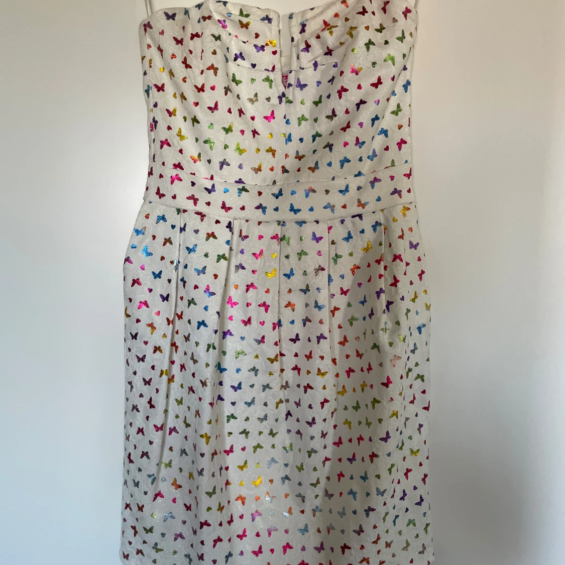 Vit axelbandslös klänning med fjärilsmönster från Goddess London - 92