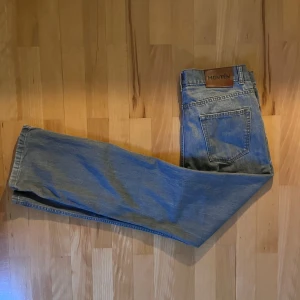Elis Monten jeans strl 32/32 -  Monten jeans | Snygg byxa i lite vidare passform liknande Levis 506  Strl är 32/32 och har grymt bra passform!   Har sparsamt använts och är i bra skick  