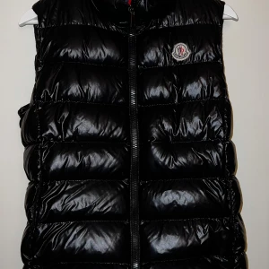 Moncler väst - Inköpspris 9 499:- mycket fint skick ☺️ Storlek M. Jag är väldig liten men den passar mig bra, speciellt om jag har stickat under. 