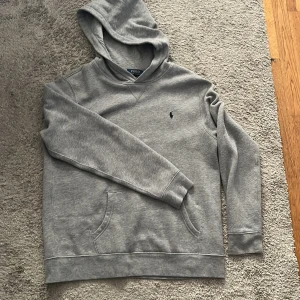 Polo Hoodie  - En oanvänd polo hoodie som är förstor för mig så jag säljer den. 