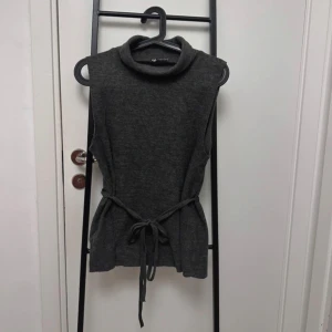 Polo väst med knytning - Säljer nu en jättegullig topp med knytning i midjan. Säljer då jag inte gillar polo, men den är jättebekväm och passar så bra nu till hösten/vintern💗 skulle säga att det är en M mer i storlek!